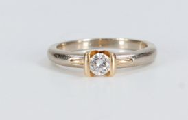 Yellow gold ring, 14kt, set with a 0.25ct brilliant-cut diamond in a bar setting, hallmarked '585', 