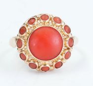 Vintage yellow gold entourage ring, 14kt, set with blood coral, Dutch hallmarked, 3.7 grams.
57/18