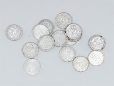 Lot of various silver 1 guilder coins, total weight 98 grams.