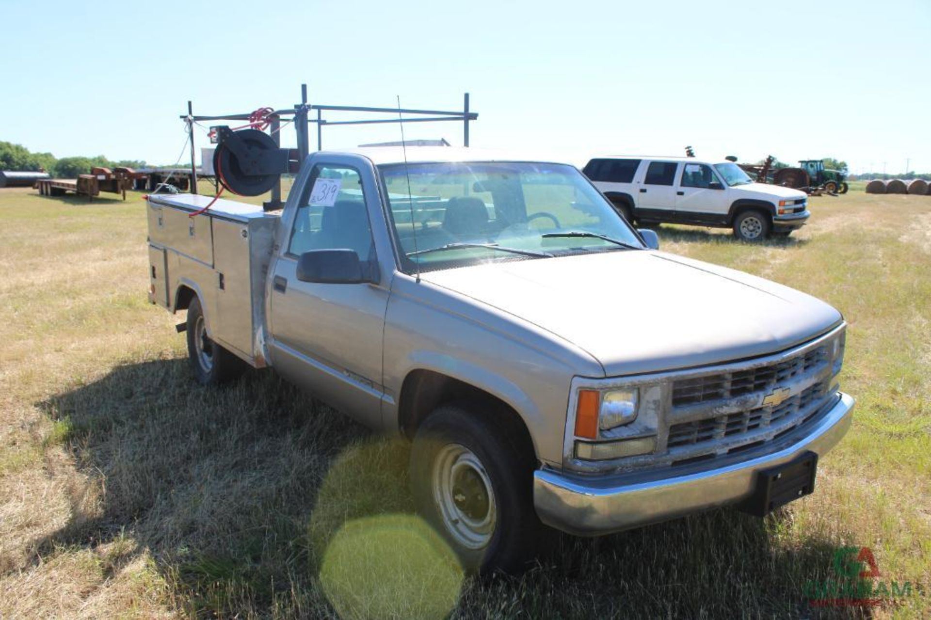 1998 CHEVY 2500 SERVICE TRUCK, S/N 1GBGC24R8WE168396, V8, AUTO, OD READS 237323 MILES, STAHL SERV... - Image 2 of 6