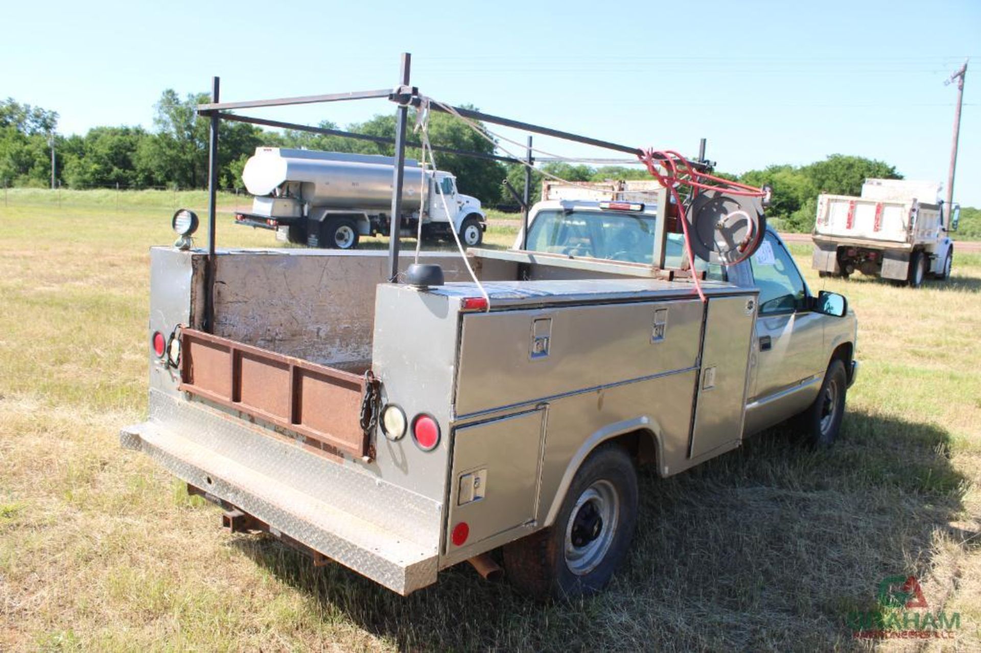 1998 CHEVY 2500 SERVICE TRUCK, S/N 1GBGC24R8WE168396, V8, AUTO, OD READS 237323 MILES, STAHL SERV... - Image 3 of 6