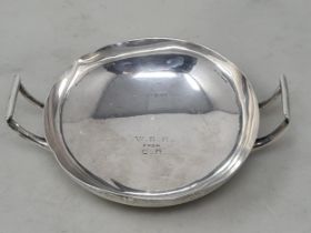 An Edward VII silver two handled circular Dish, London 1909, 105gms