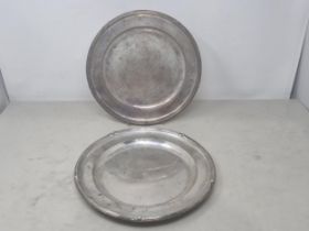 A pair of George IV silver circular Plates with reeded rims and engraved crests, London 1824, 9 3/