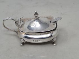 An Edward VII silver Mustard Pot of boat shape, Sheffield 1907, 70gms