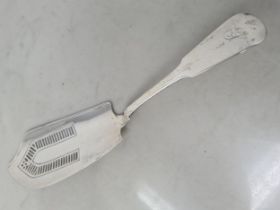 A George III silver Fish Slice fiddle pattern engraved initial, London 1819, 134gms