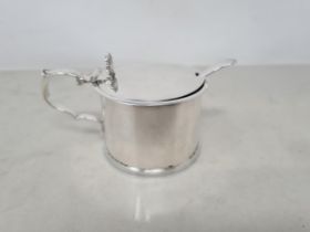 A Victorian silver Drum Mustard Pot with scallop thumb piece, London 1861, 110gms, with plated