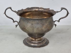 An Edward VII silver two handled Bowl on pedestal base, London 1904, 135gms