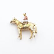 A Horse & Jockey Brooch by Alabaster & Wilson in 9ct gold and enamel, 32mm wide, approx 15.5gms