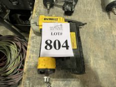DEWALT PNEUMATIC NAIL/STAPLE GUN