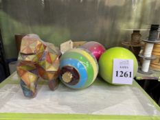 LOT CONSISTING OF: VARIOUS ART PIECES