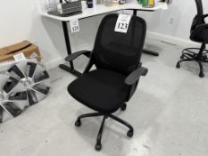 FABRIC SEAT WITH MESH BACK ROLLING ARM CHAIR