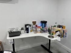 LOT CONSISTING OF KITCHEN SUPPLIES ON TABLE