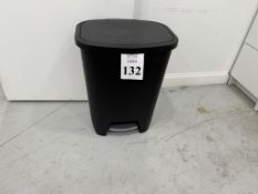 HANDS FREE STEP ON TRASH CAN