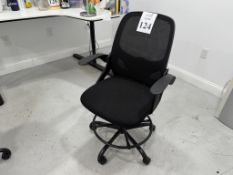 FABRIC SEAT WITH MESH BACK ROLLING ARM CHAIR