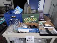 LOT CONSISTING OF ASSORTED ITEMS