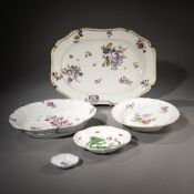 FIVE PORCELAIN DISHES AND PLATES
