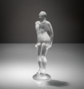 A GLASS FIGURE OF A FEMALE NUDE