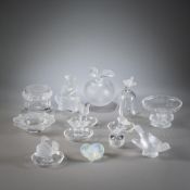 A MIXED LOT OF GLASS ITEMS