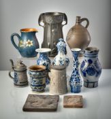 A MIXED LOT OF JARS, VASES, TANKARDS, BOWLS AND TILES
