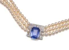 MAGNIFICENT PEARL NECKLACE WITH A BLUE SAPPHIRE AND DIAMOND CLASP