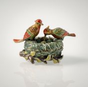 A DECORATIVE SNUFF BOX WITH BIRDS NEST