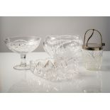 Drei Glasschalen und Keksdose mit Metallmontierung