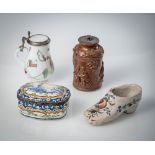 Glaskrug, Schuh, Tabatiere und Schraubflasche