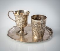 A ROUND TRAY AND TWO BEAKER