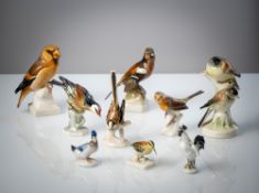 Neun Vogelfiguren