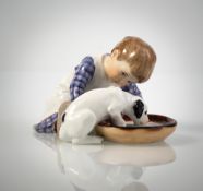 Hentschelkind mit Hund, aus einer Schale trinkend