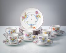 Sechs Gedecke mit Blumen- und Schleifendekor