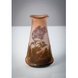 Kleine Vase mit Blumendekor