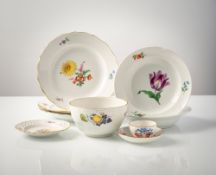 Sechs Teller, Kumme und Tasse