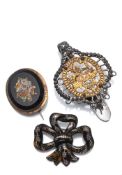 Zwei Broschen und Klemme einer Chatelaine