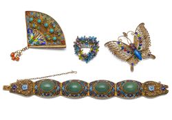 Armband und drei Broschen mit Emailledekor