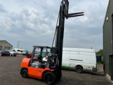 Toyota 5.5t Gas Forktruck 2013 4.3m Triple Mast Approx 2000 hours
