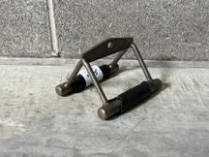 V-Handle Grip With Fixed Loop Attachment - No Reserve