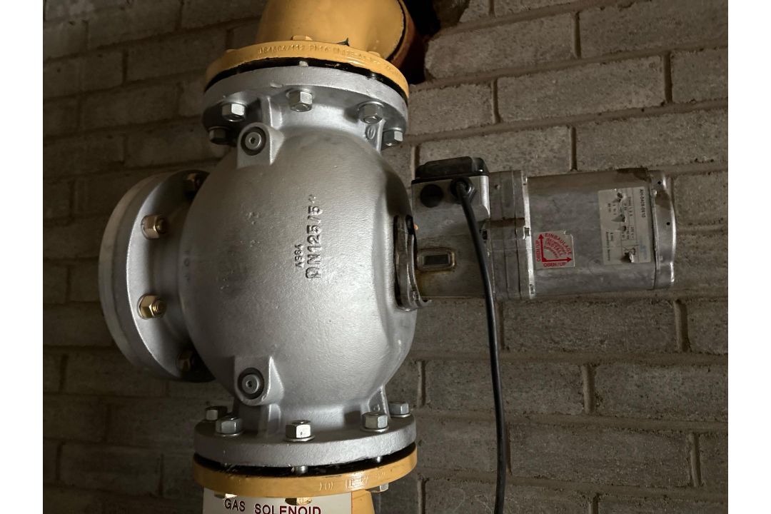 Industrial DN125 (5") Gas Solenoid Valve System with Emergency Shutoff, Flanged Connection, Electric - Image 2 of 5