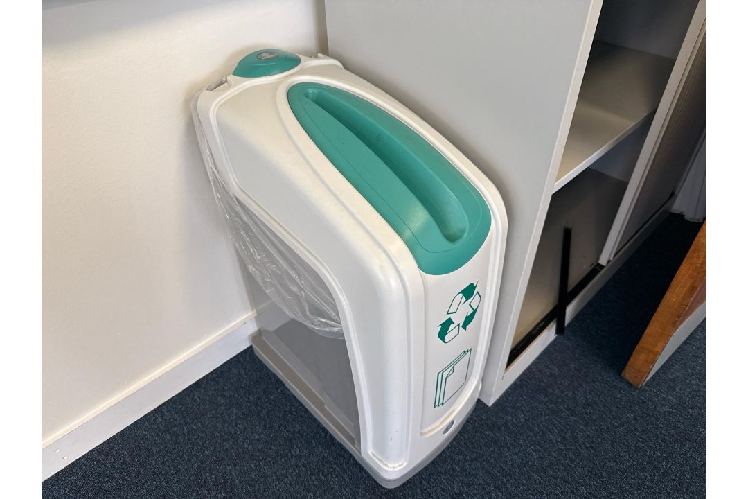 Contents of Classroom - Image 11 of 14