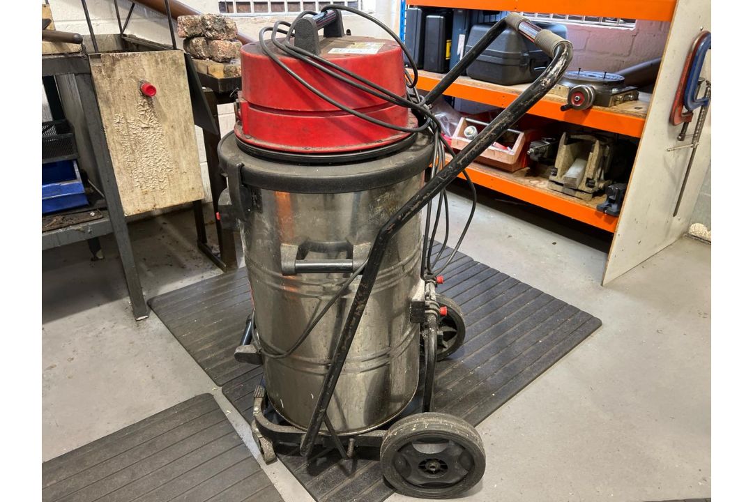 Issa Industrial Wet & Dry Vacuum Cleaner - Image 3 of 8