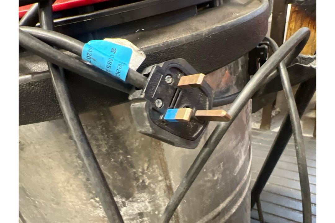 Issa Industrial Wet & Dry Vacuum Cleaner - Image 8 of 8