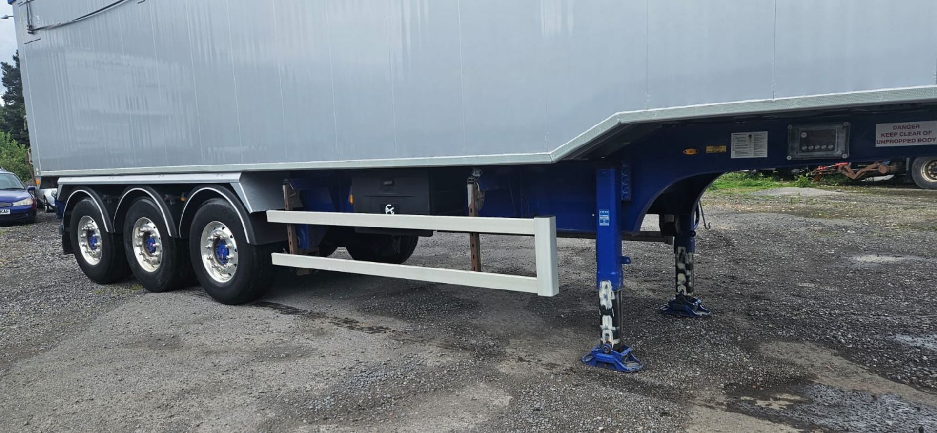 67 Cubic Yard Tri Axle Tipping Trailer - Image 27 of 37