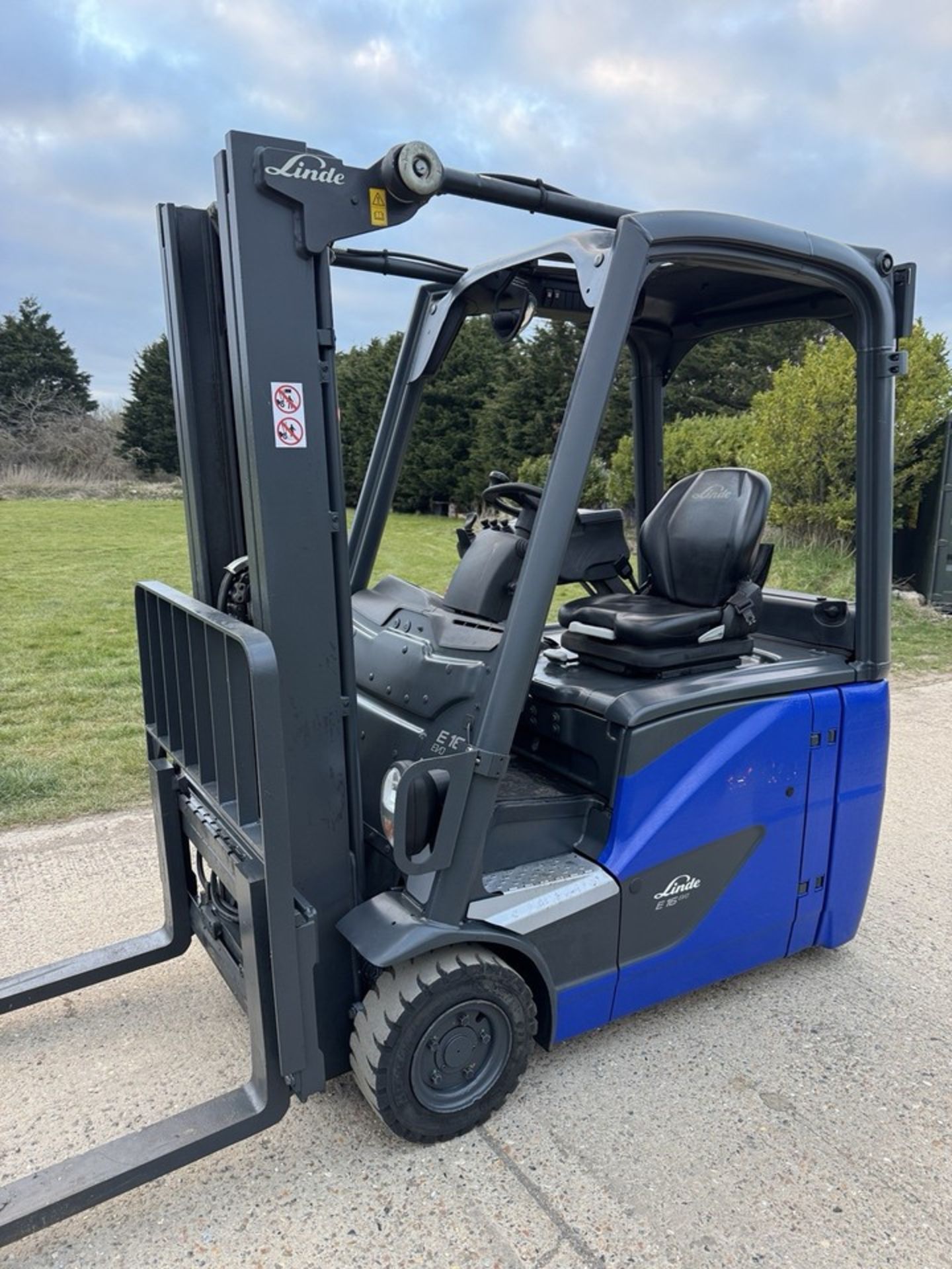 Linde Evo 1.6 Tonne Electric Forklift 4.6m container spec mast with side shift - Image 4 of 7