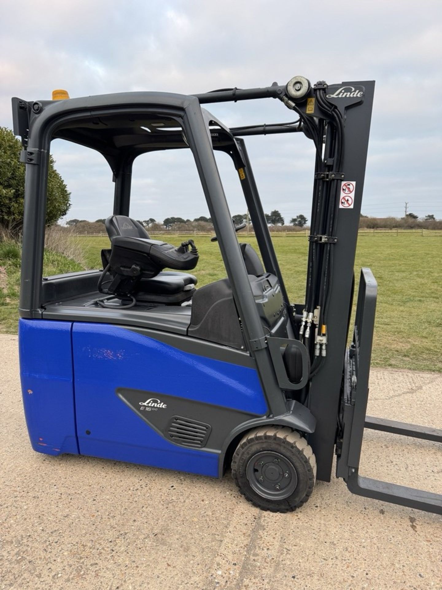 Linde Evo 1.6 Tonne Electric Forklift 4.6m container spec mast with side shift - Image 3 of 7