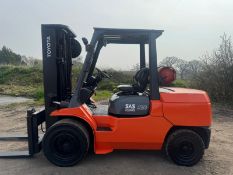 2013 Toyota 5 Tonne Gas Forklift, 3335 Hours, Side Shift, 4.3m Lift Height