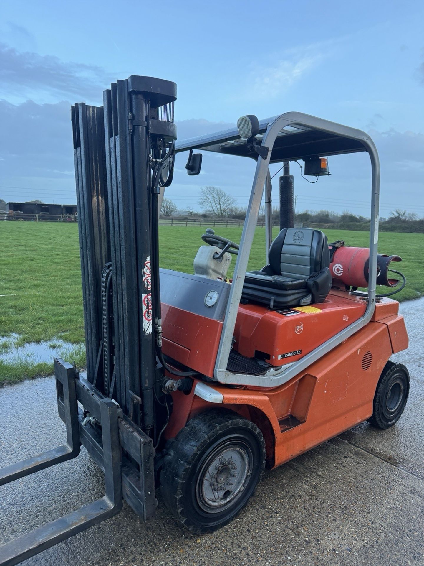 2003 BT Cargo 2.5 Tonne Gas Forklift, Container Spec, 4.5m Triple Container Spec Mast 16k Hours - Image 2 of 4