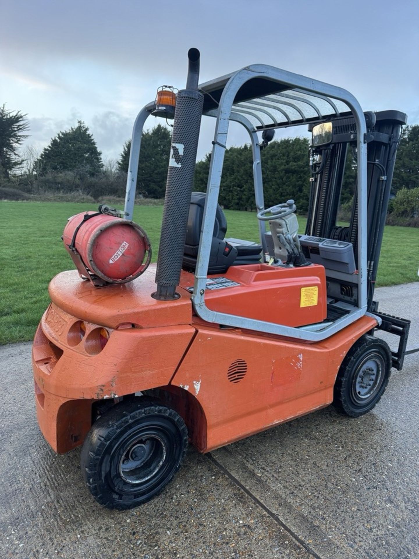 2003 BT Cargo 2.5 Tonne Gas Forklift, Container Spec, 4.5m Triple Container Spec Mast 16k Hours - Image 3 of 4