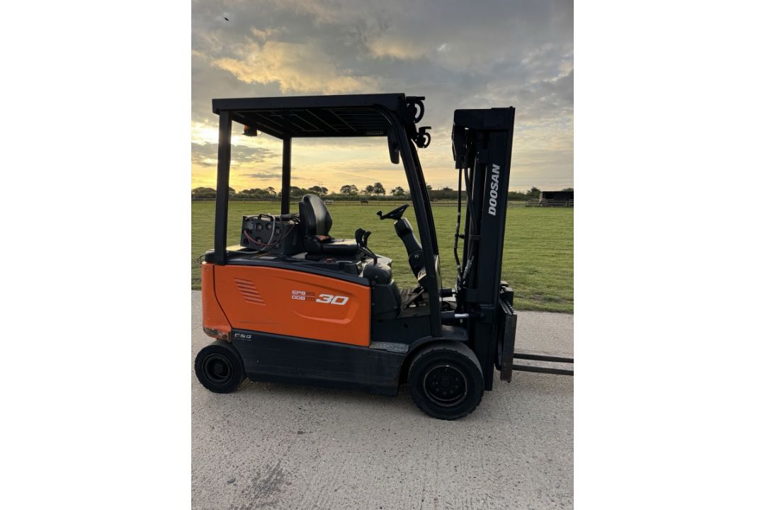 2017 Doosan B30N-7 3 Tonne 80V Electric Forklift Truck, 7906 Hours, Container Spec - Image 1 of 5