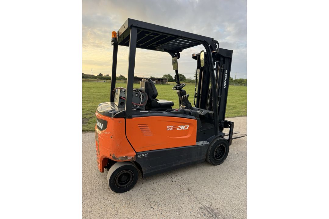 2017 Doosan B30N-7 3 Tonne 80V Electric Forklift Truck, 7906 Hours, Container Spec - Image 3 of 5