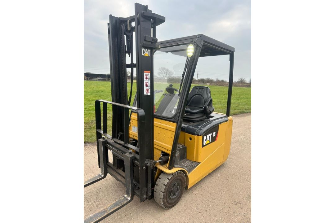 Caterpillar 1.8 Tonne Electric forklift Truck - Image 3 of 4
